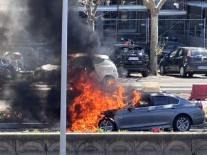 Roma – Paura su via Cristoforo Colombo, auto in fiamme mentre altre vetture continuano regolarmente la marcia (FOTO)