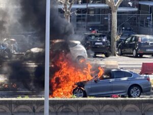 Roma – Paura su via Cristoforo Colombo, auto in fiamme mentre altre vetture continuano regolarmente la marcia (FOTO)