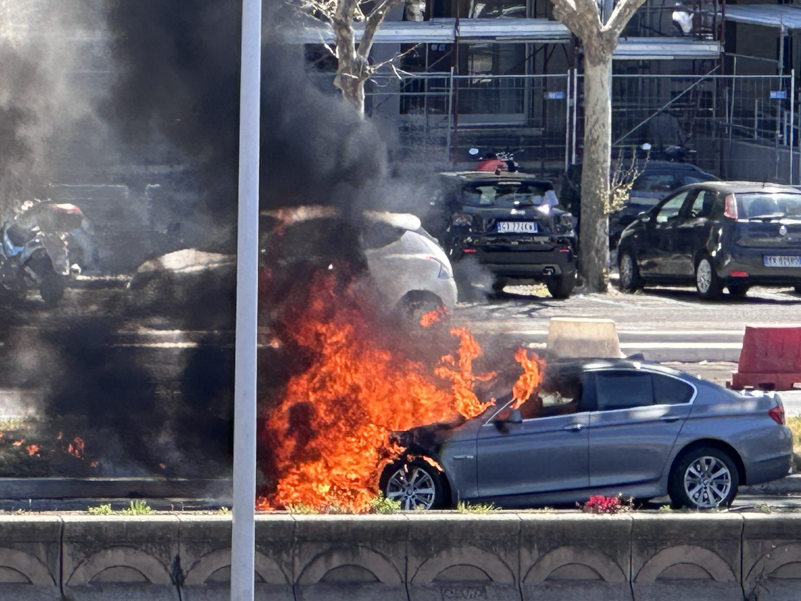 Roma – Paura su via Cristoforo Colombo, auto in fiamme mentre altre vetture continuano regolarmente la marcia (FOTO)