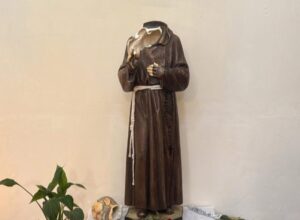 Frosinone: vandalizzata statua di Padre Pio in chiesa