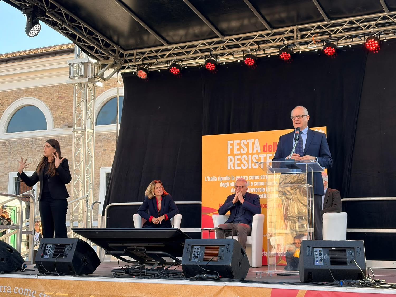 “Fascista”, manifestante contro Gualtieri ma piazza la fischia