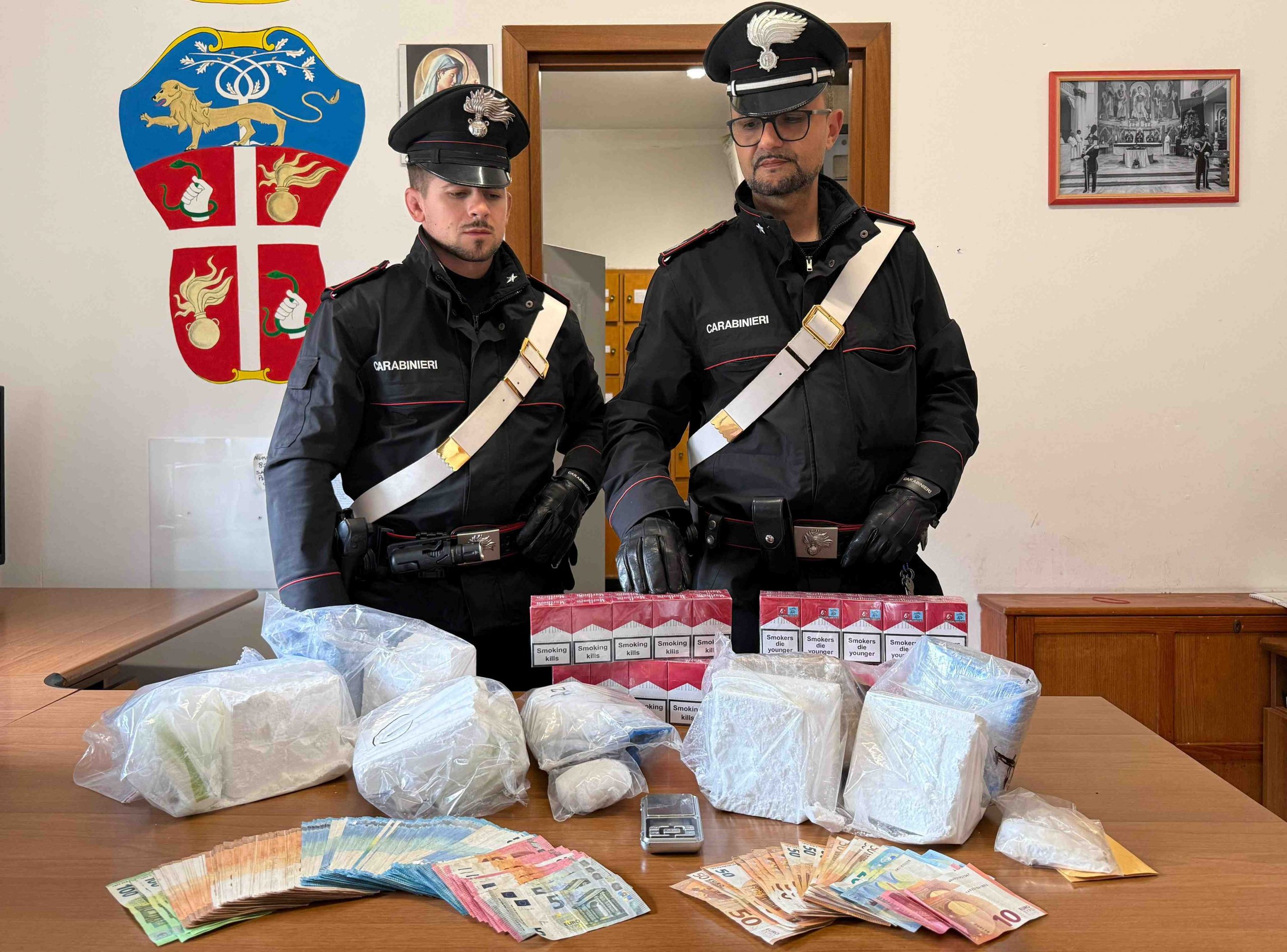 Capena – Trovato in casa con 6 chili di cocaina, 9mila euro e 61 pacchetti di sigarette: arrestato in flagranza un trentacinquenne