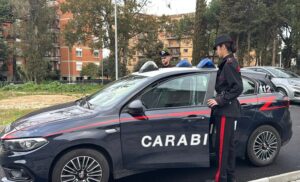 Roma – Compra un coltello al supermercato e poi lo punta alla cassiera per derubarla, arrestato quarantatreenne