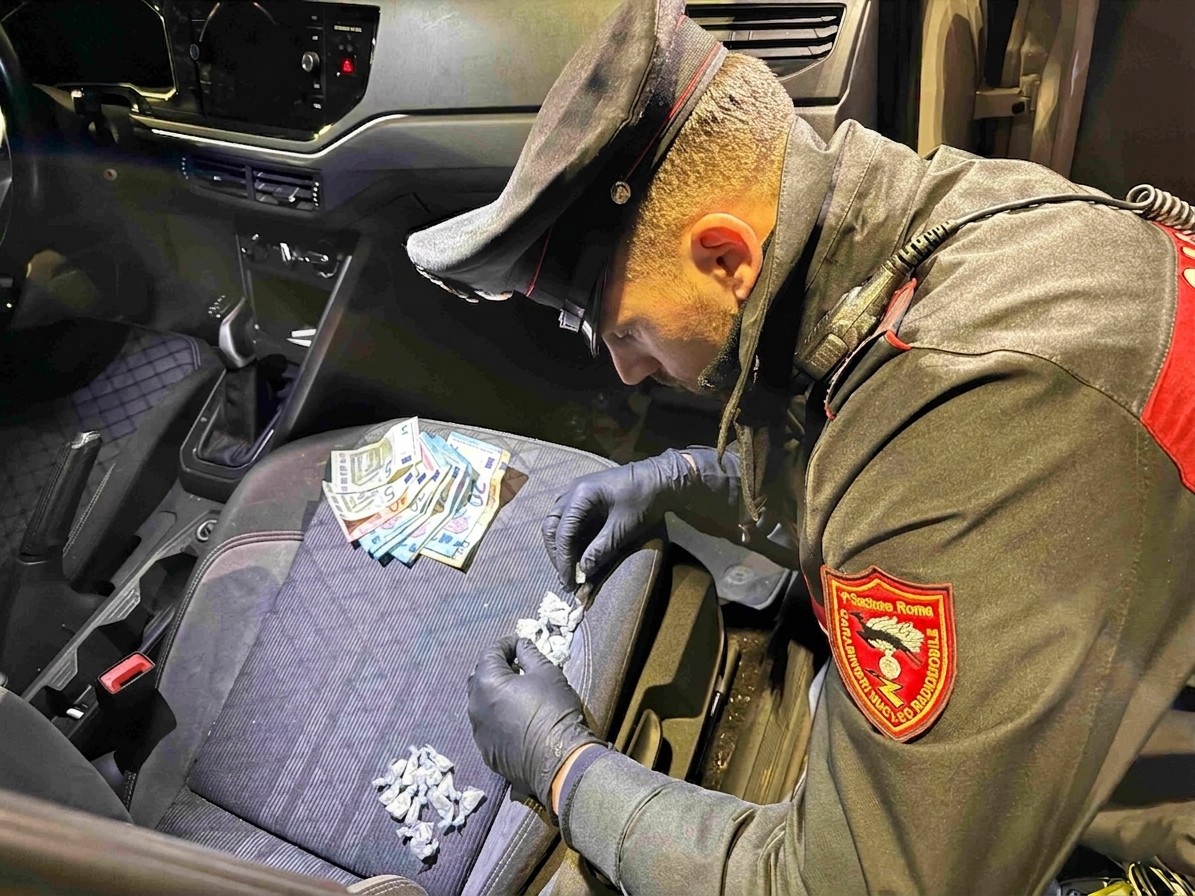 Roma – Ventitre dosi di cocaina e crack nel pacchetto di sigarette: arrestato dopo un inseguimento in auto