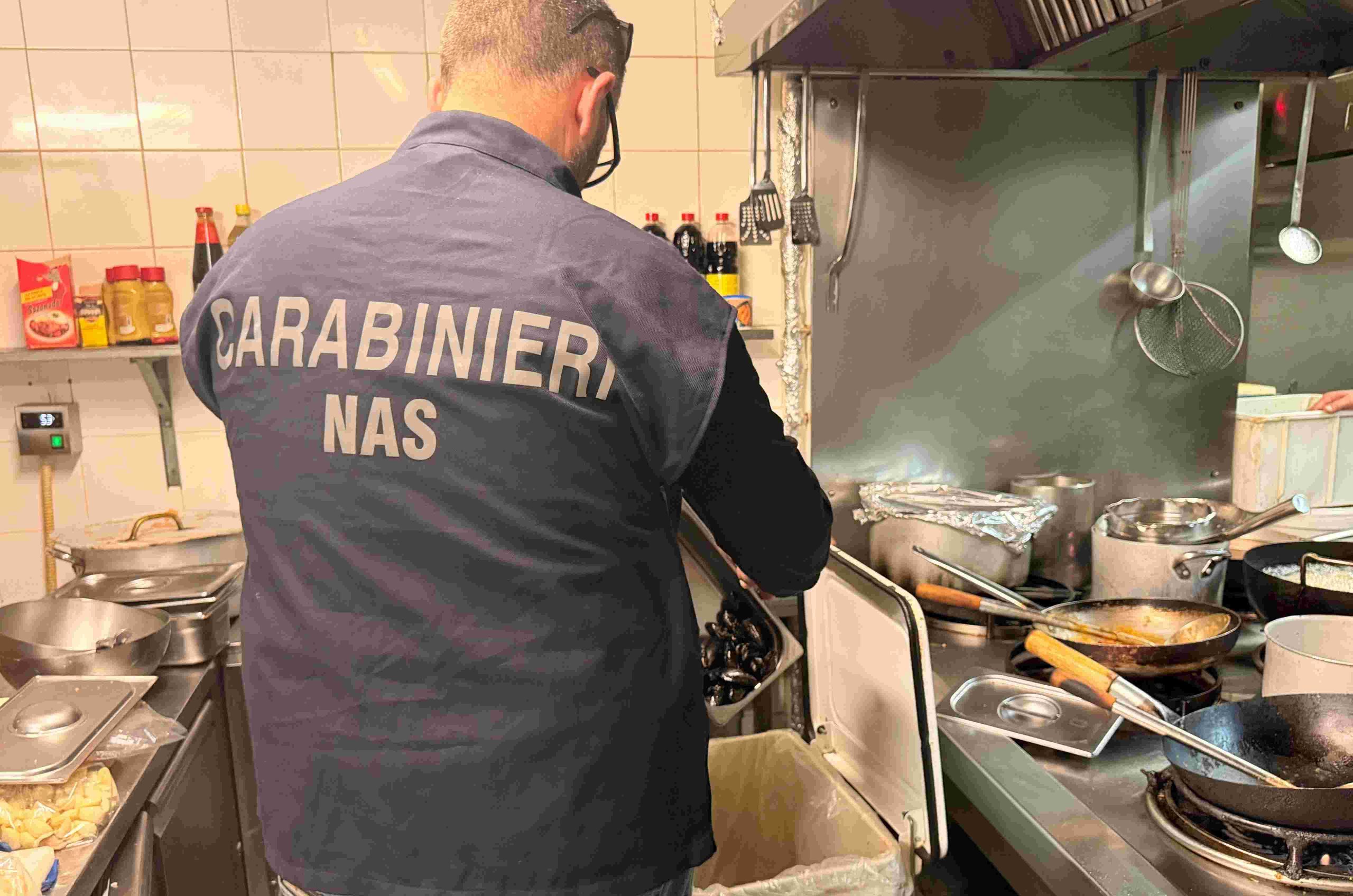 Roma – Gravi carenze igienico-sanitarie: chiusi due locali e sequestrati oltre una tonnellata di prodotti non idonei al consumo