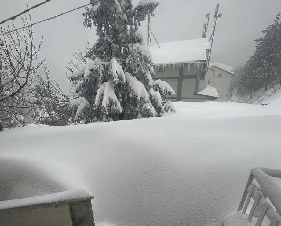 Maltempo record sulla Maiella, hotel isolato a Passolanciano: esercito in arrivo per salvare 11 persone