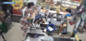 Roma – Entra in un supermercato con il volto travisato da una maschera di silicone: la Polizia incastra The Mask (VIDEO)