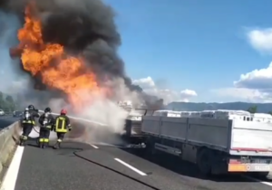Fiamme e panico sulla Orte-Terni: autoarticolato distrutto dal fuoco, traffico temporaneamente bloccato (VIDEO)
