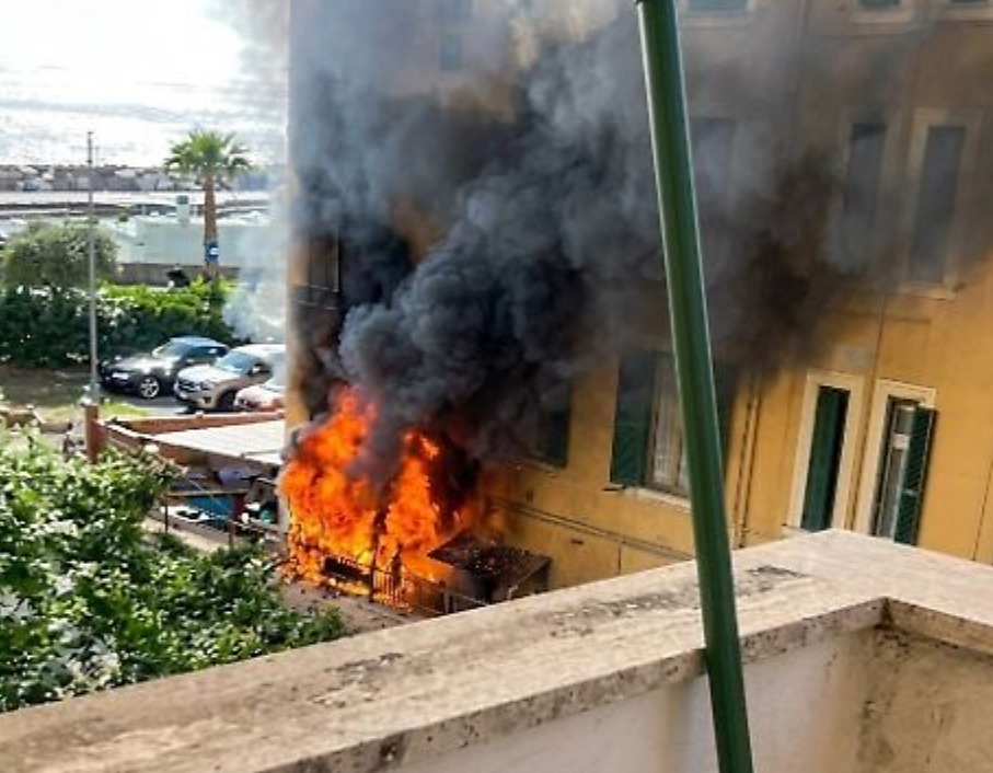 Civitavecchia – Paura sul lungomare, vasto incendio si propaga rapidamente da un’abitazione