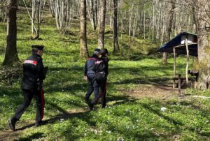 Velletri – Trovato in casa con una balestra ed i relativi dardi rubato in un’abitazione: in manette cinquantaseienne