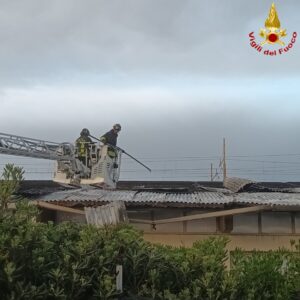 Vento forte tra Civitavecchia e Santa Marinella: croce crolla dalla chiesa dei Salesiani e lamiere pericolanti all’ex piscina (FOTO)