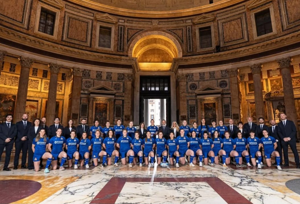 Emozione Italrugby – Per le azzurre presentazione Sei Nazioni mozzafiato: foto di squadra al Pantheon