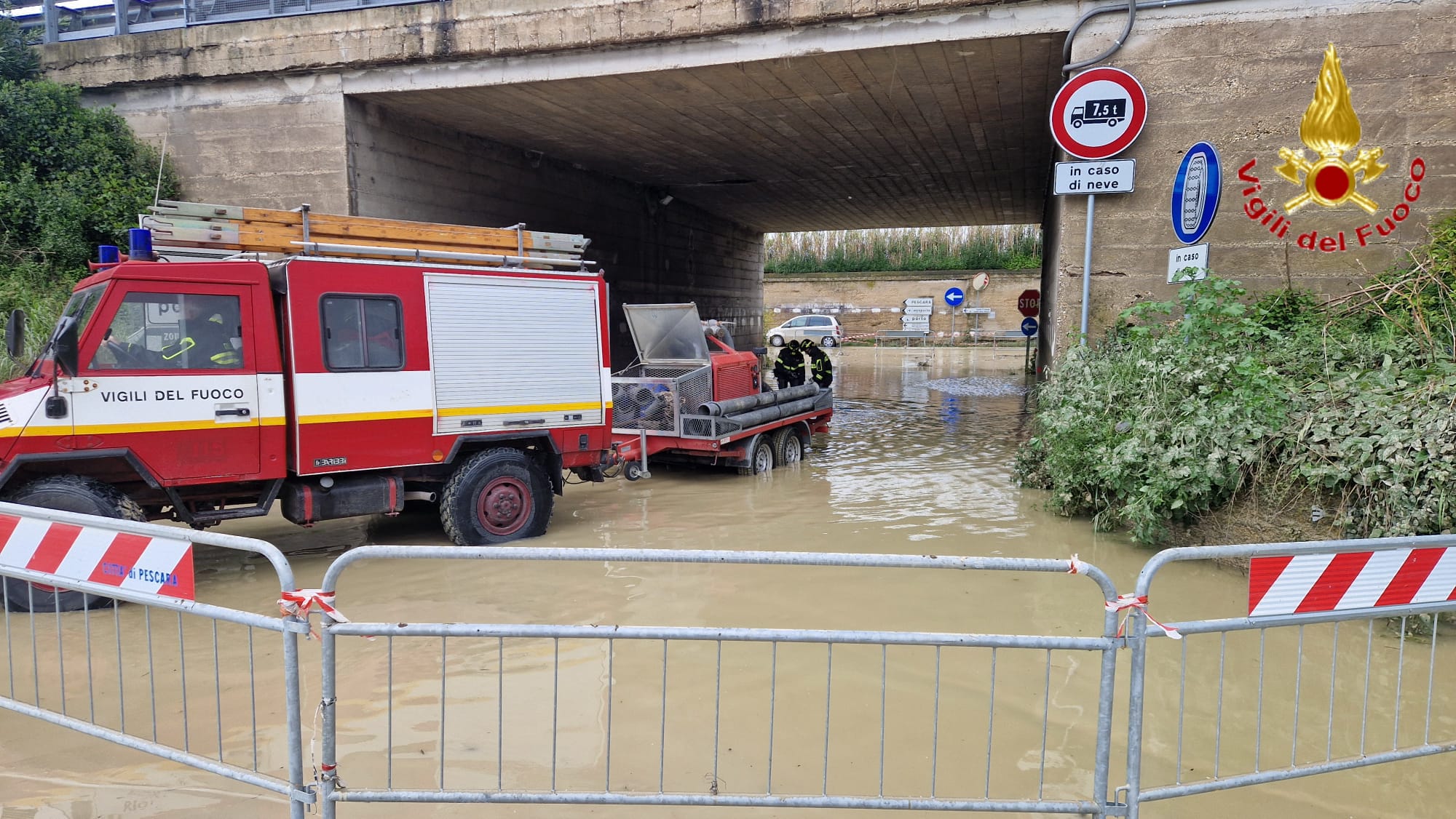 Maltempo in Abruzzo, Vigili del fuoco di Civitavecchia in prima linea nel Pescarese (FOTO)