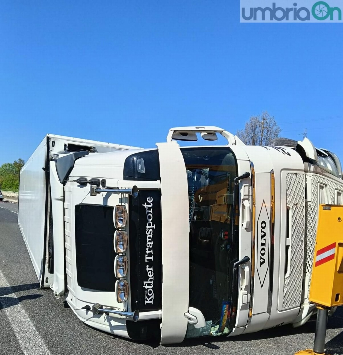 Autoarticolato si ribalta sulla Terni-Orte: conducente trasportato in codice rosso