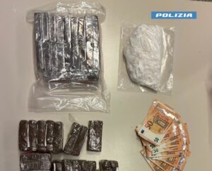 Viterbo – Gira in centro con 4 chili e mezzo tra hashish e cocaina in una busta, arrestato
