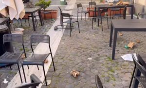 Civitavecchia – Pure a Pasqua malcostume e degrado: immondizia e cartacce, Ghetto a soqquadro