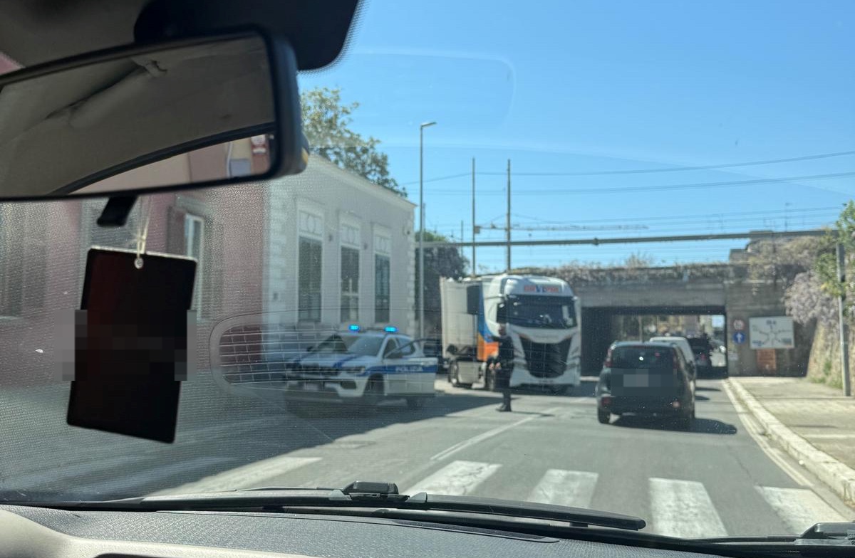 Civitavecchia – Camion urta il ponte della ferrovia con il cassone, traffico a rilento sulla Braccianese Claudia