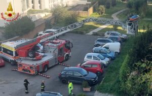 Civitavecchia – Anziana cade in casa: soccorsa dai Vigili del Fuoco con l’autoscala (FOTO)