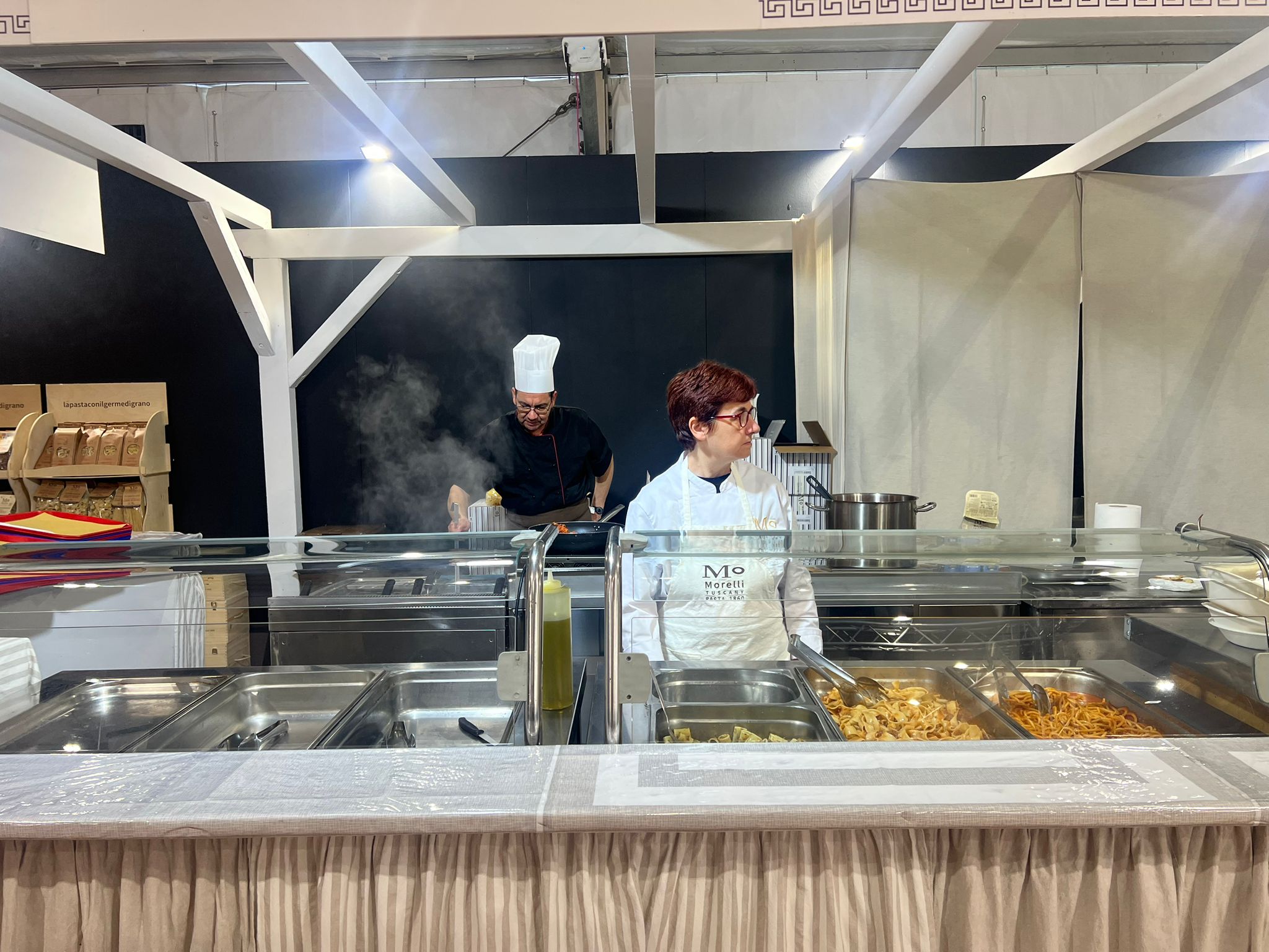 Al Vinitaly Toscana e Tuscia insieme nello stand “Mo”: successo per la proposta gastronomica di Pastificio Morelli e Terre di Maremma (FOTO)