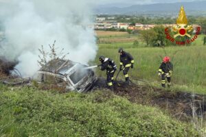 Auto esce di strada e prende fuoco sulla superstrada tra Orte e Terni, donna salva per miracolo (FOTO)