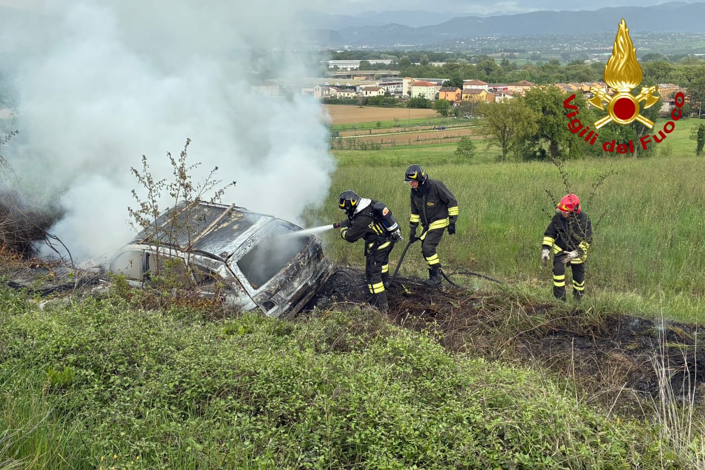 Auto esce di strada e prende fuoco sulla superstrada tra Orte e Terni, donna salva per miracolo (FOTO)