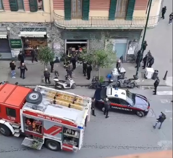 Rapina in banca a Napoli, a breve irruzione dei carabinieri all’interno dell’Istituto (VIDEO)