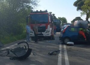 Ladispoli – Tragedia sull’Aurelia: 26enne perde la vita in un frontale, altri 3 feriti