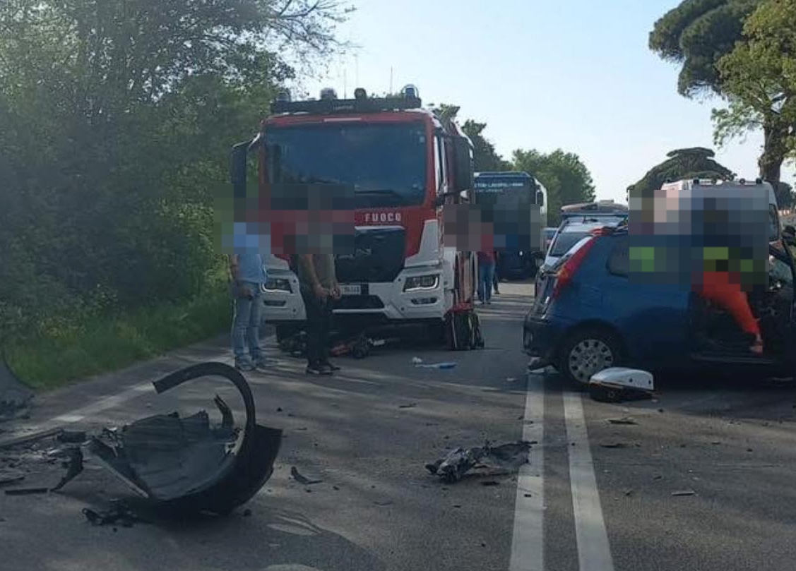 Ladispoli – Tragedia sull’Aurelia: 26enne perde la vita in un frontale, altri 3 feriti