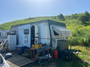 Tarquinia – Vive in una roulotte da tre anni: la storia di Alessandro Noferini in attesa di una casa popolare (FOTO)