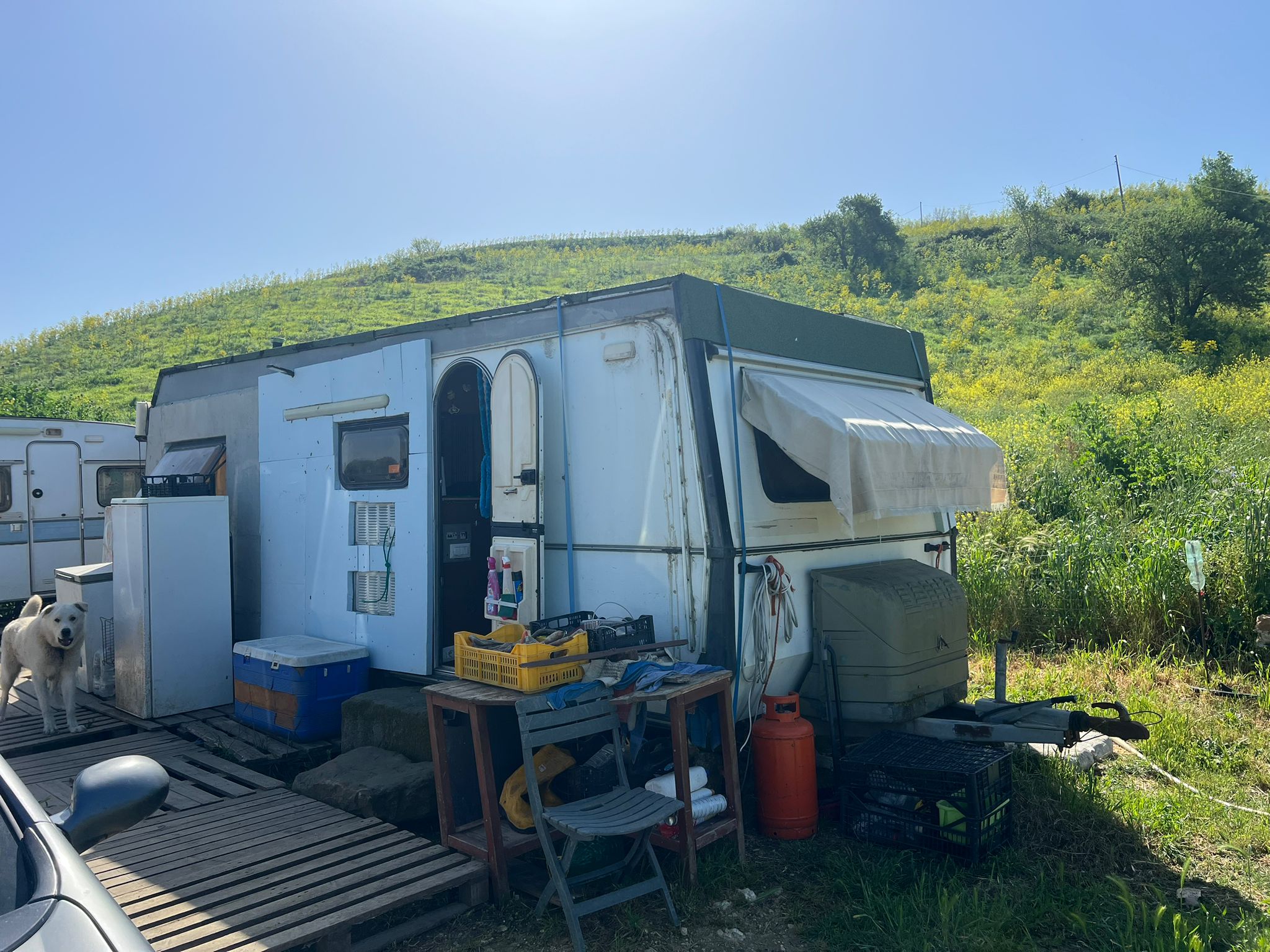 Tarquinia – Vive in una roulotte da tre anni: la storia di Alessandro Noferini in attesa di una casa popolare (FOTO)