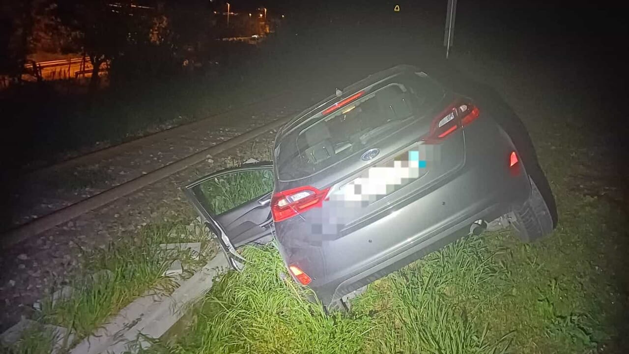 Sora – Finisce con l’auto vicino ai binari, ripristinata la circolazione ferroviaria