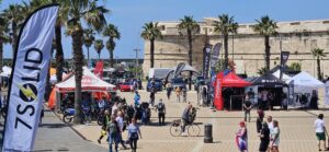 Civitavecchia – Il sole della Marina bacia Motorplay: acrobazie e Melandri, grande successo per l’edizione 2026 (FOTO)