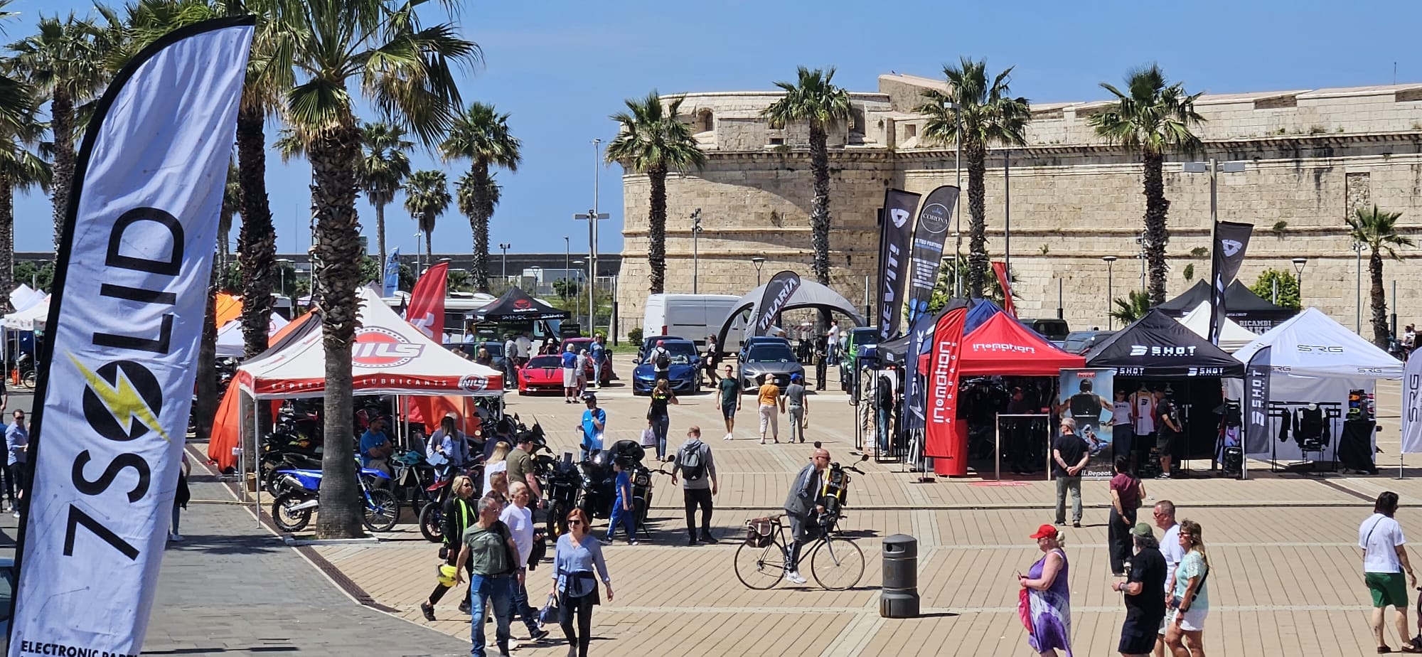 Civitavecchia – Il sole della Marina bacia Motorplay: acrobazie e Melandri, grande successo per l’edizione 2026 (FOTO)