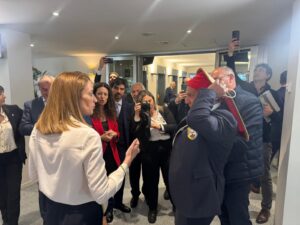 Da Viterbo all’Ue: alla presidente Roberta Metsola donato ciuffo dei facchini della Macchina di Santa Rosa