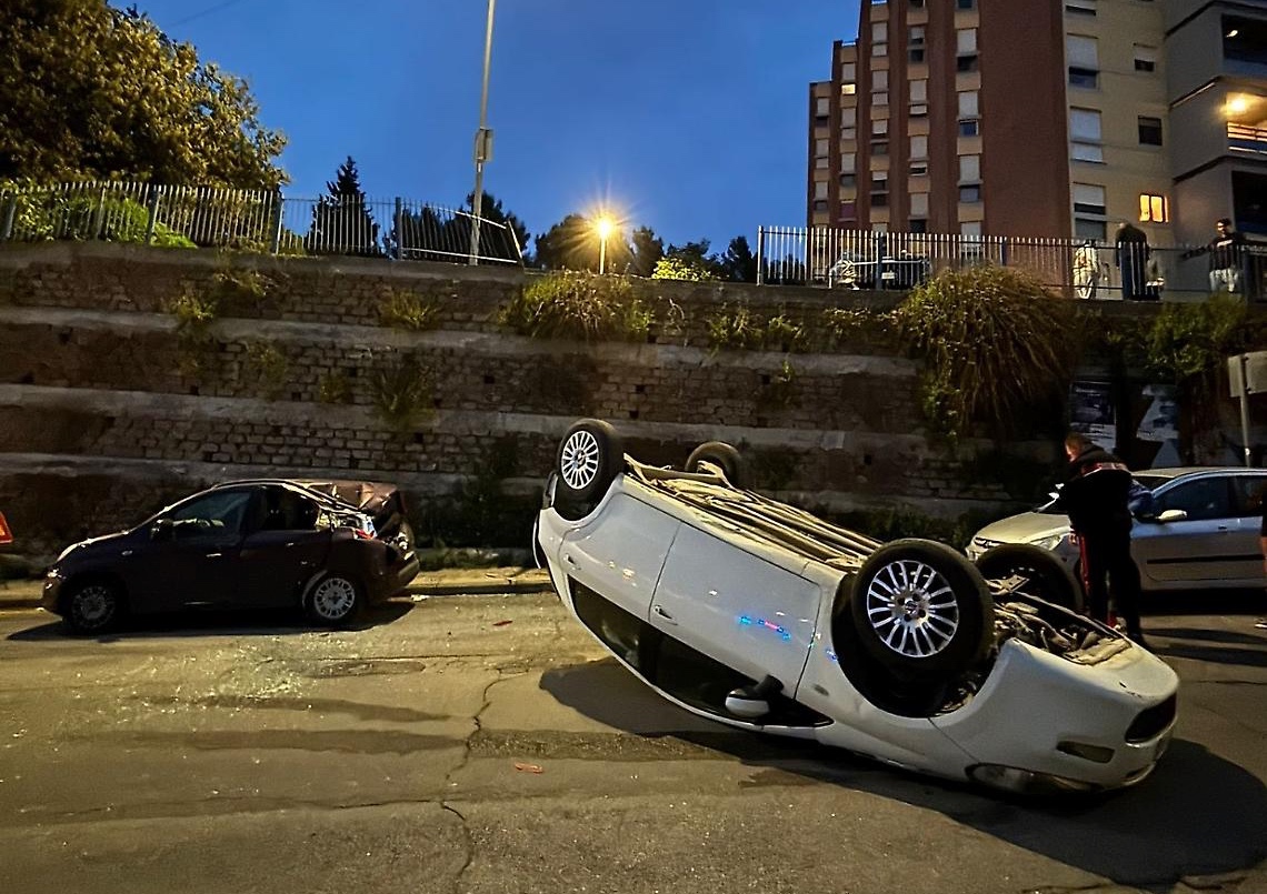 Civitavecchia – Paura in zona Faro: auto sfonda la ringhiera e precipita in via Achille Montanucci