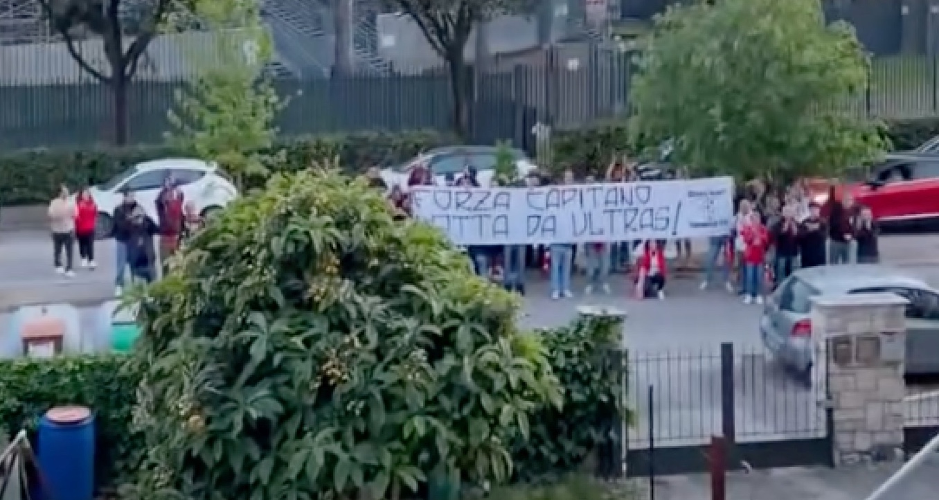 Calcio – L’abbraccio degli ultras del Grosseto a Riccardo Cretella: “Capitano, non mollare”