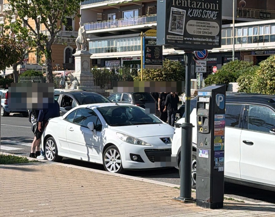 Civitavecchia – Momenti di panico al viale, turista dà in escandescenza e prende a cazzotti un’auto