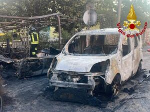 Terni – Vasto incendio nella notte in via Morelli, in fiamme due auto e una rimessa