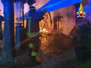 Terni – Fiamme nella notte in pieno centro: incendio davanti a un locale chiuso