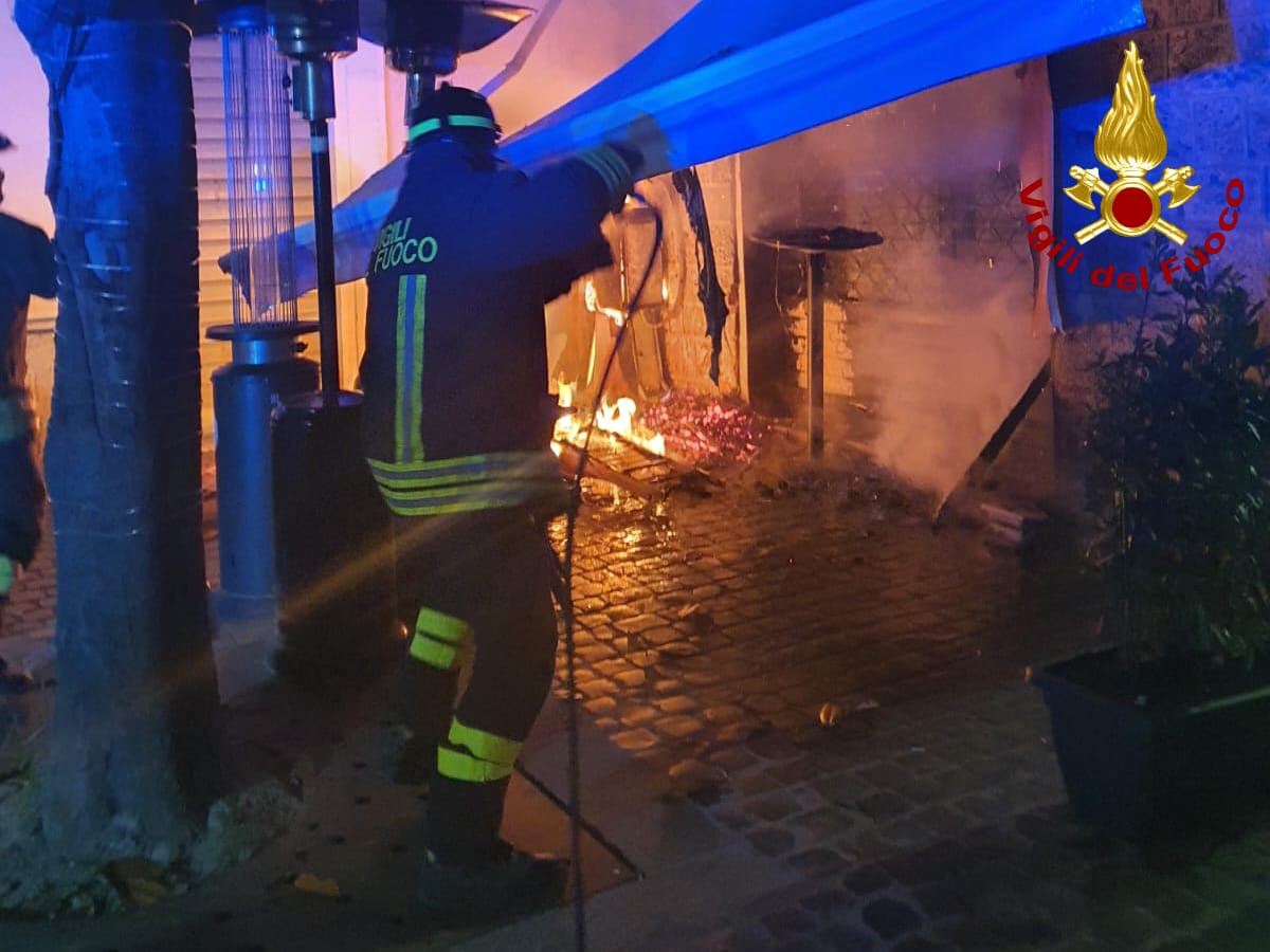 Terni – Fiamme nella notte in pieno centro: incendio davanti a un locale chiuso