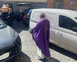 Viterbo – Matteo Achilli (FdI): “Alla chiesa di San Sisto un funerale in mezzo alle auto parcheggiate, è inaccettabile”