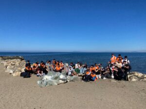 Tarquinia – Successo per “Mare Nostrum”: 50 studenti, insieme al Cinghiale Bianco, ripuliscono la spiaggia (FOTO)