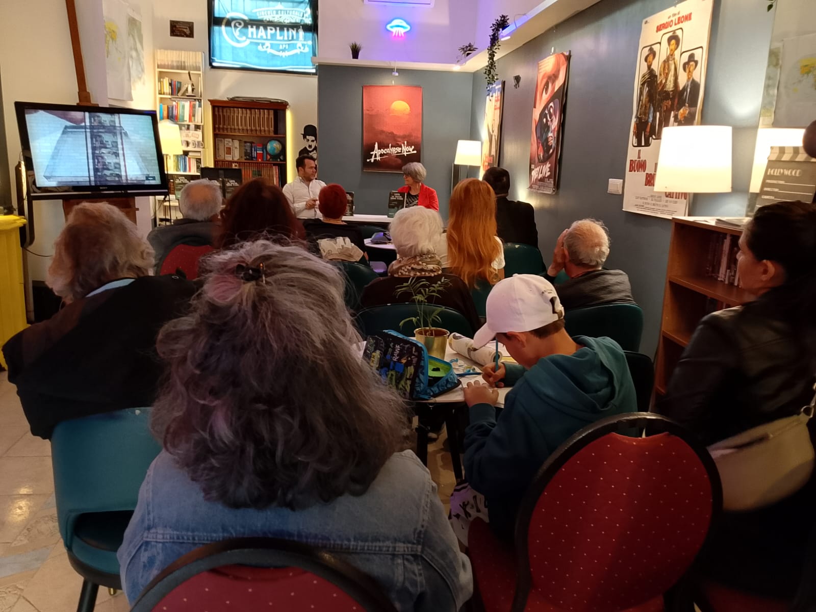 Ladispoli – Sold out al Circolo Chaplin, successo straordinario per “1975: La Rapina delle Pizze”