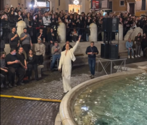 Roma, notte magica alla Fontana di Trevi: Achille Lauro spiazza i fan con uno show segreto (VIDEO)