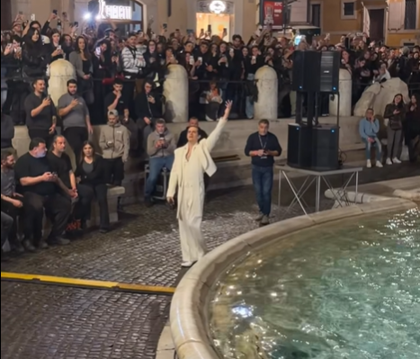 Roma, notte magica alla Fontana di Trevi: Achille Lauro spiazza i fan con uno show segreto (VIDEO)