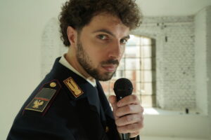 Il poliziotto rapper Revman dalla questura di Milano alle scuole italiane