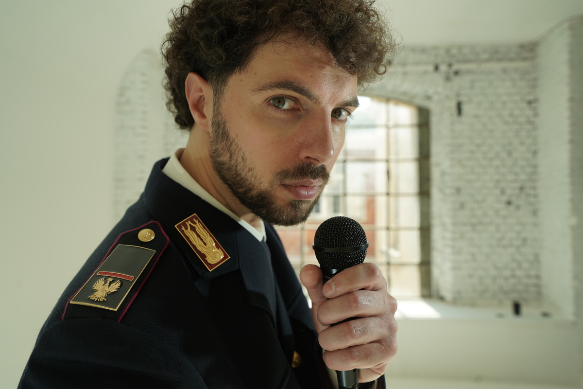 Il poliziotto rapper Revman dalla questura di Milano alle scuole italiane