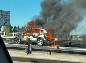 Roma – Auto divorata dalle fiamme sulla Tangenziale Est: traffico nel caos tra Verano e San Giovanni