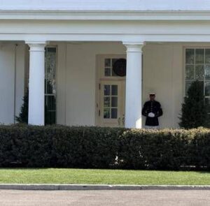 il-giallo-del-ricovero-di-trump-il-presidente-usa-lontano-dallocchio-pubblico-al-lavoro-per-gli-americani