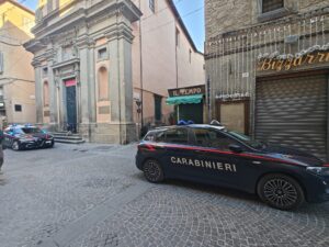 Viterbo – Tenta di rubare in un negozio del centro e fugge: è caccia al ladro